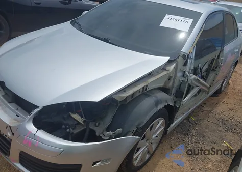 2010 Volkswagen Jetta Wolfsburg Edition z USA, uszkodzony, nr VIN 3VWRJ7AJ1AM024548